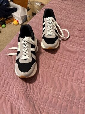 Women’s Black and Gray Retro Lace-Up Sneakers